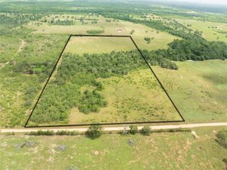3374 Hunt LN, Flatonia, TX 78959