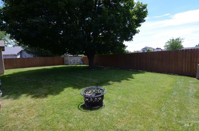 7589 Edgebrook Dr, Nampa, ID 83687