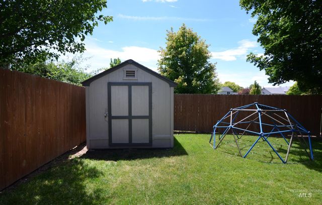 7589 Edgebrook Dr, Nampa, ID 83687