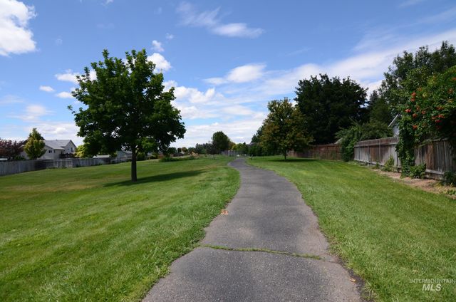 7589 Edgebrook Dr, Nampa, ID 83687