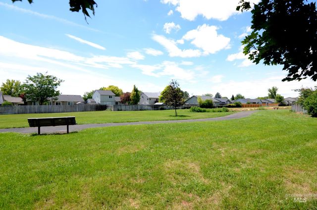 7589 Edgebrook Dr, Nampa, ID 83687