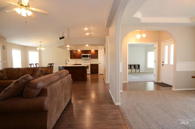 7589 Edgebrook Dr, Nampa, ID 83687