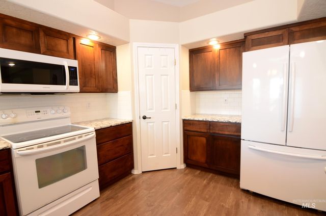 7589 Edgebrook Dr, Nampa, ID 83687