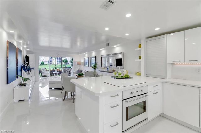 9 High Point CIR N 102, Naples, FL 34103