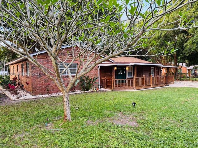 4556 Woodmere Ln, Lake Worth, FL 33463