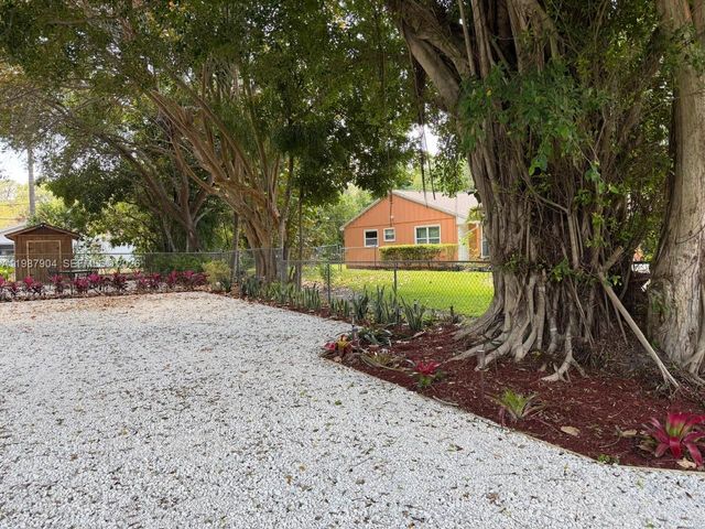 4556 Woodmere Ln, Lake Worth, FL 33463