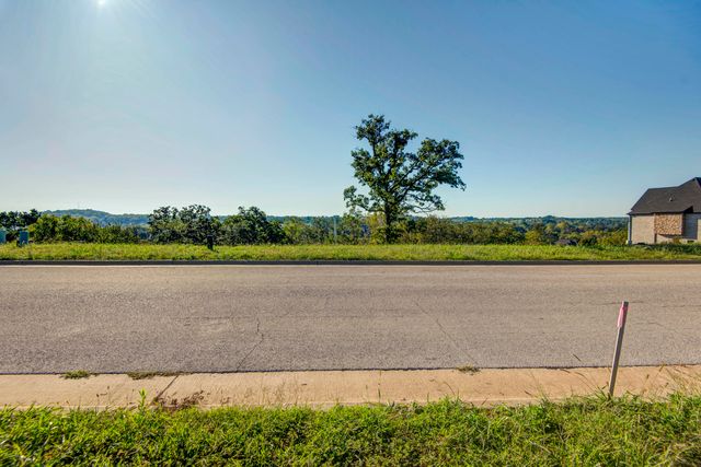 3240 W Bluffview Street, Springfield, MO 65810