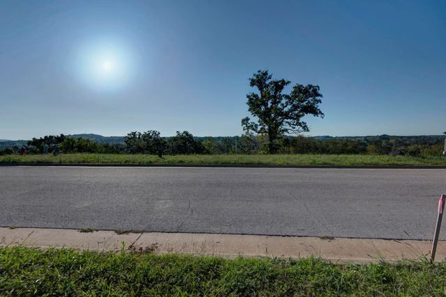 3240 W Bluffview Street, Springfield, MO 65810