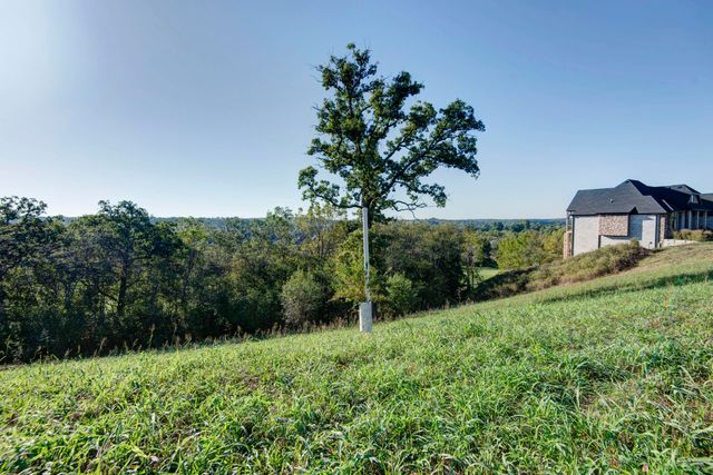 3240 W Bluffview Street, Springfield, MO 65810