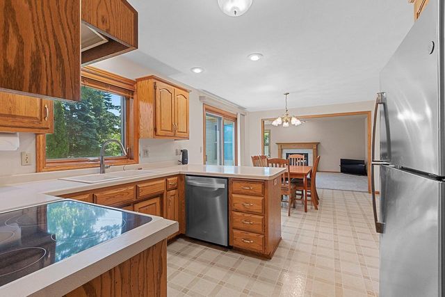 2055 LYNN DRIVE, Neenah, WI 54956