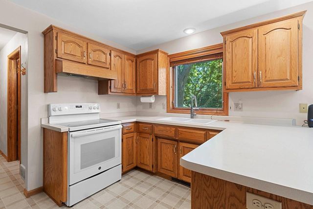 2055 LYNN DRIVE, Neenah, WI 54956