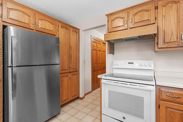 2055 LYNN DRIVE, Neenah, WI 54956