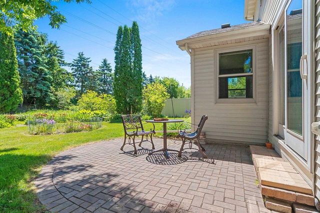 2055 LYNN DRIVE, Neenah, WI 54956