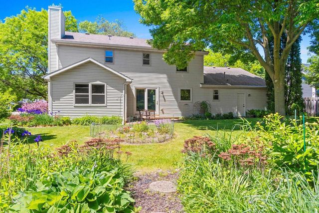 2055 LYNN DRIVE, Neenah, WI 54956