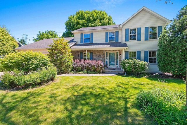 2055 LYNN DRIVE, Neenah, WI 54956