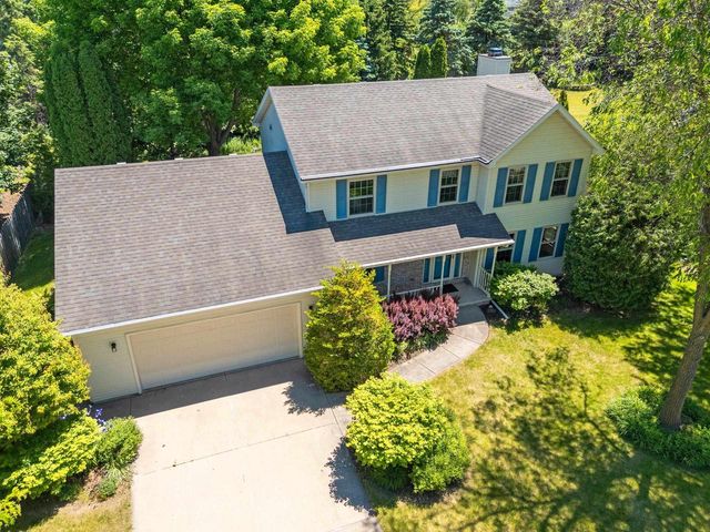 2055 LYNN DRIVE, Neenah, WI 54956