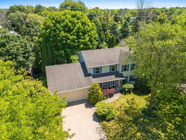 2055 LYNN DRIVE, Neenah, WI 54956
