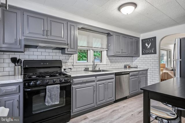 6 WHITMAN AVE, Cherry Hill, NJ 08002