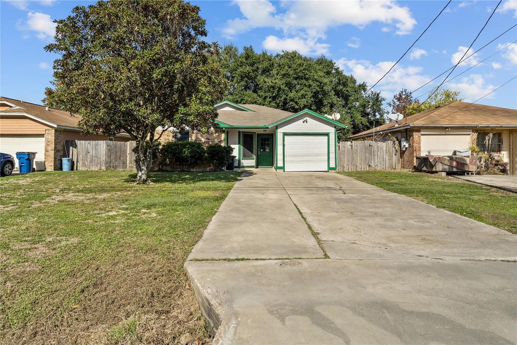 2716 2nd Avenue N, Texas City, TX 77590