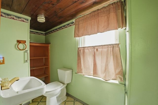 61 Flagg Swamp Rd, Freetown, MA 02717