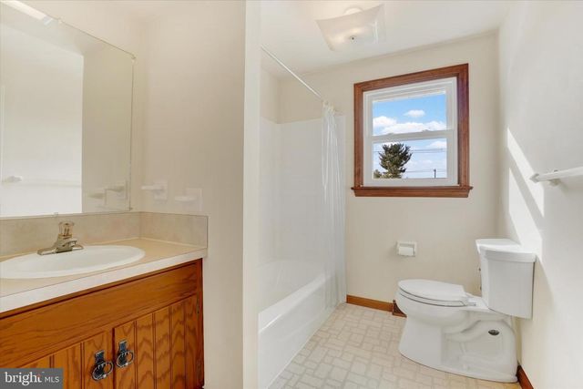 2236 BOB WHITE LN, Lancaster, PA 17601