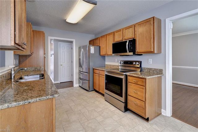 335 Manning LN, Hampton, VA 23666