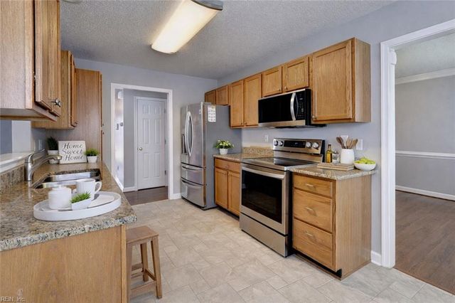 335 Manning LN, Hampton, VA 23666