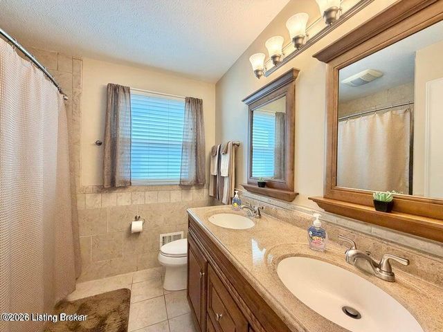 8907 Bobrader Ct, Louisville, KY 40299