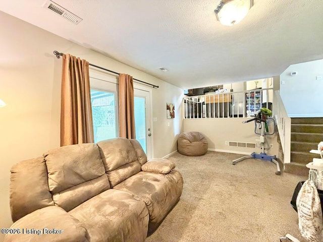 8907 Bobrader Ct, Louisville, KY 40299