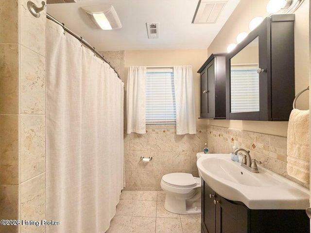 8907 Bobrader Ct, Louisville, KY 40299