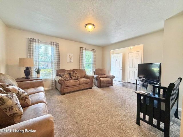 8907 Bobrader Ct, Louisville, KY 40299