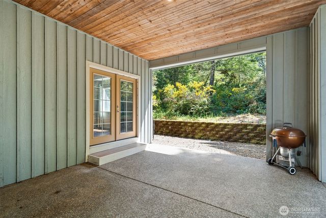 300 E Hillside Drive, Belfair, WA 98528