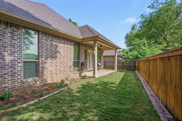 121 Timber Creek Ct, Lindale, TX 75771