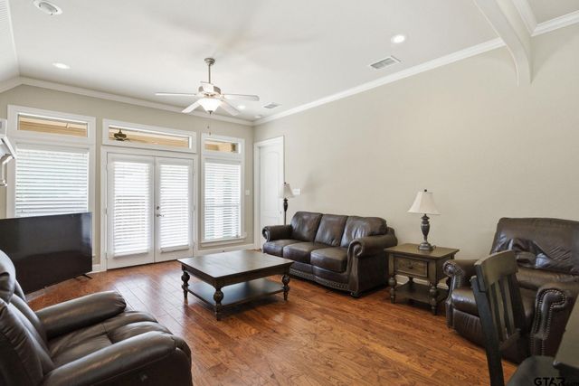 121 Timber Creek Ct, Lindale, TX 75771