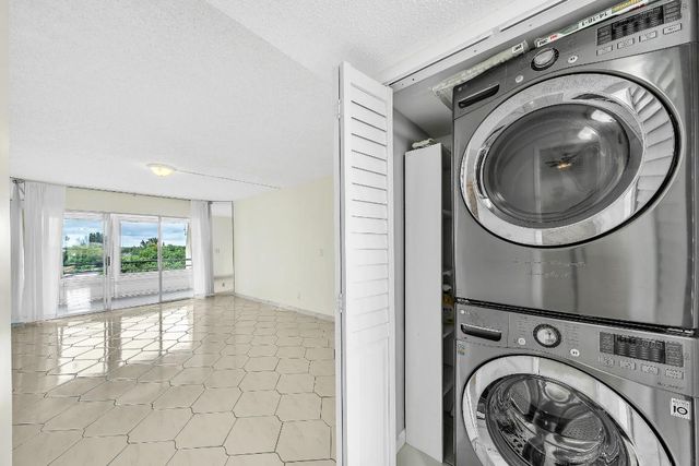 3524 Via Poinciana 604, Lake Worth, FL 33467