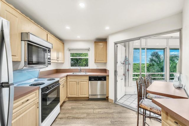 3524 Via Poinciana 604, Lake Worth, FL 33467