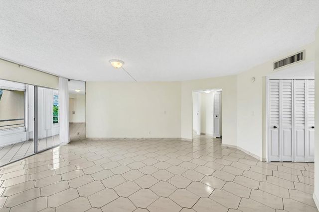 3524 Via Poinciana 604, Lake Worth, FL 33467