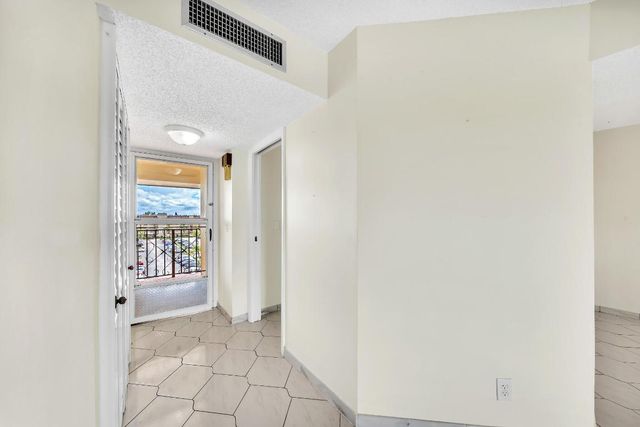 3524 Via Poinciana 604, Lake Worth, FL 33467