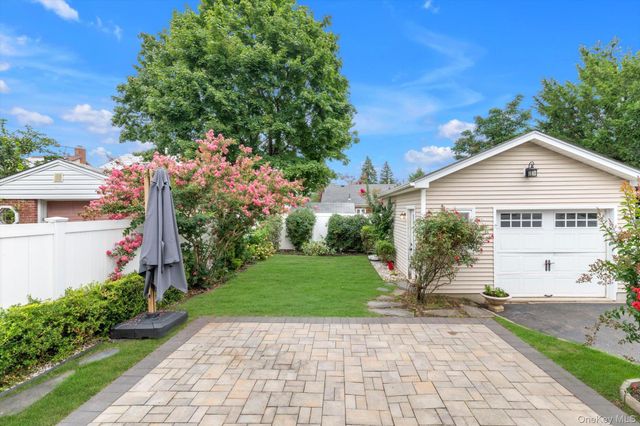 21 Hampton Avenue, Albertson, NY 11507