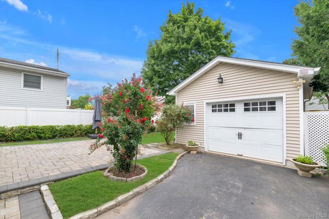 21 Hampton Avenue, Albertson, NY 11507