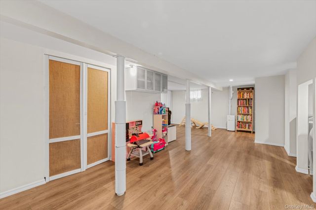21 Hampton Avenue, Albertson, NY 11507