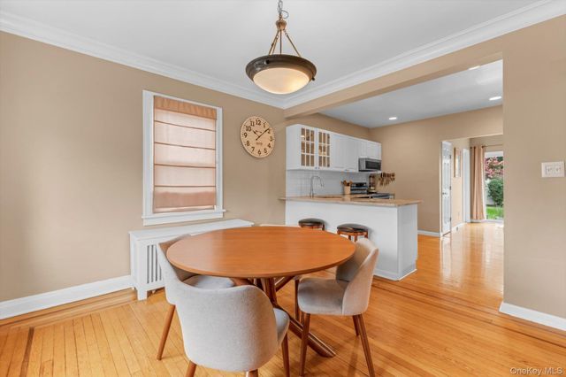 21 Hampton Avenue, Albertson, NY 11507