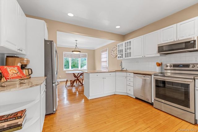 21 Hampton Avenue, Albertson, NY 11507