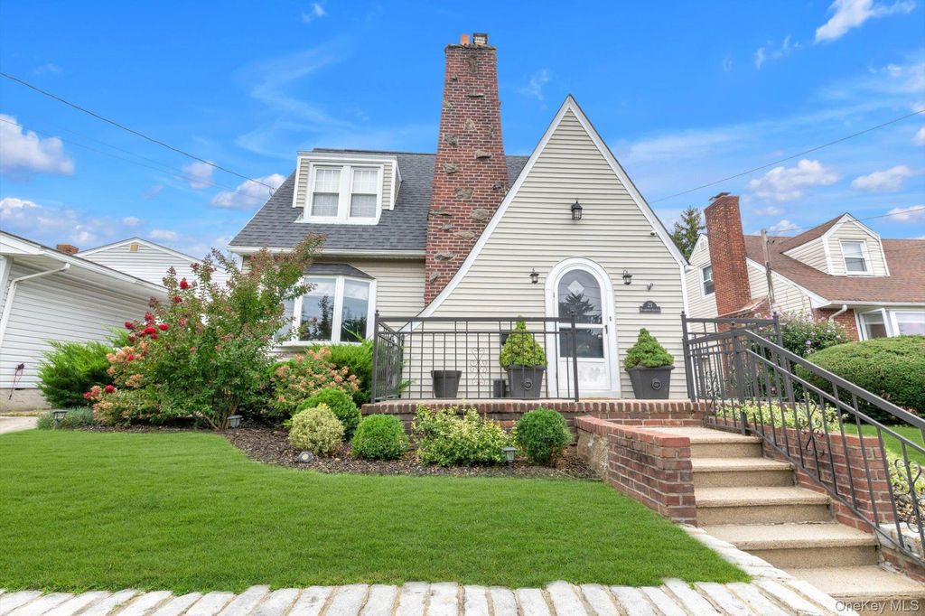 21 Hampton Avenue, Albertson, NY 11507 — exterior
