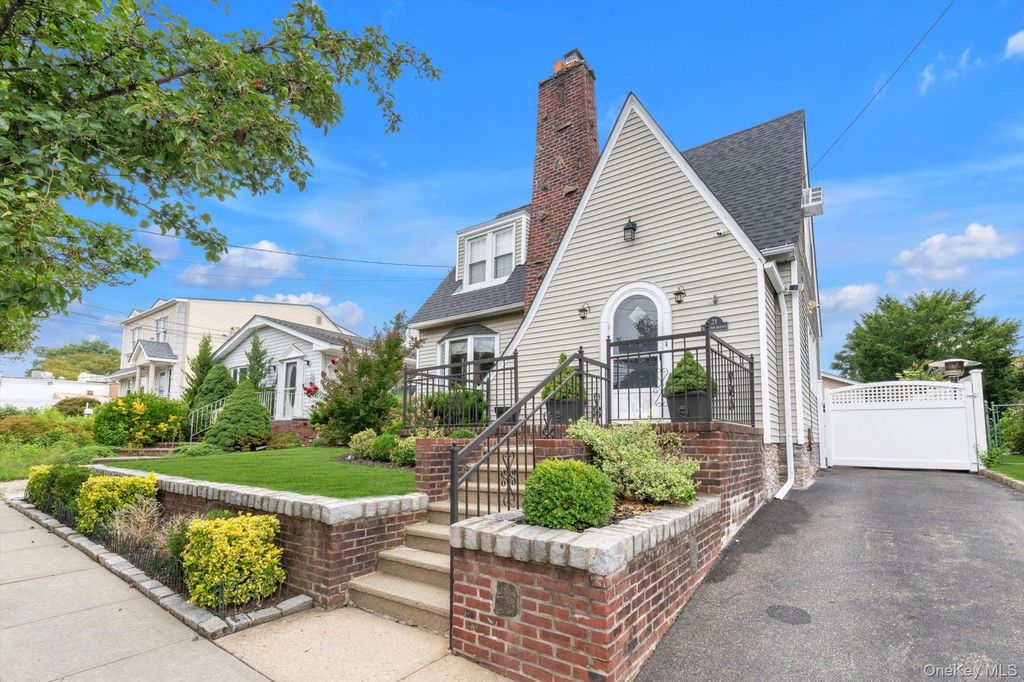 21 Hampton Avenue, Albertson, NY 11507 — photo 2