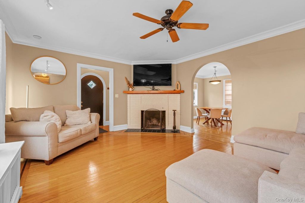 21 Hampton Avenue, Albertson, NY 11507 — photo 3