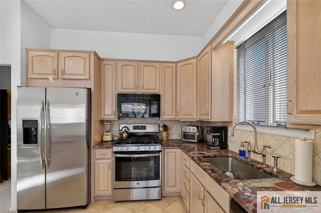 12 Wellington Place, Monroe, NJ 08831