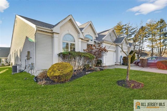 12 Wellington Place, Monroe, NJ 08831