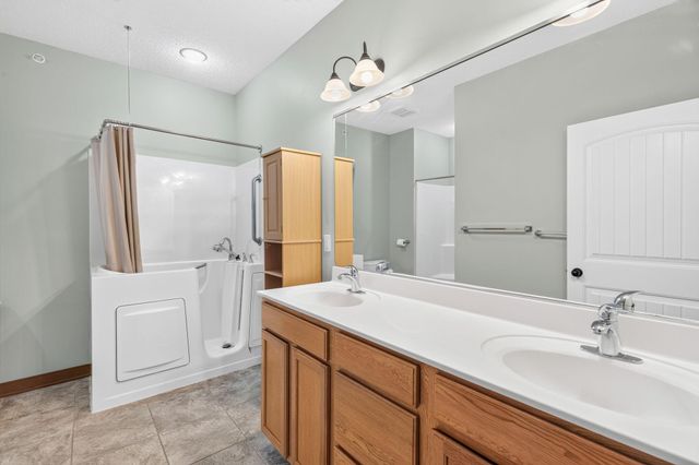 5845 Oakgreen Court N, Stillwater, MN 55082