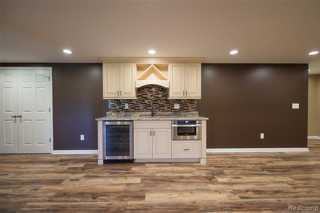 20605 Golf Ridge Circle, Livonia, MI 48152